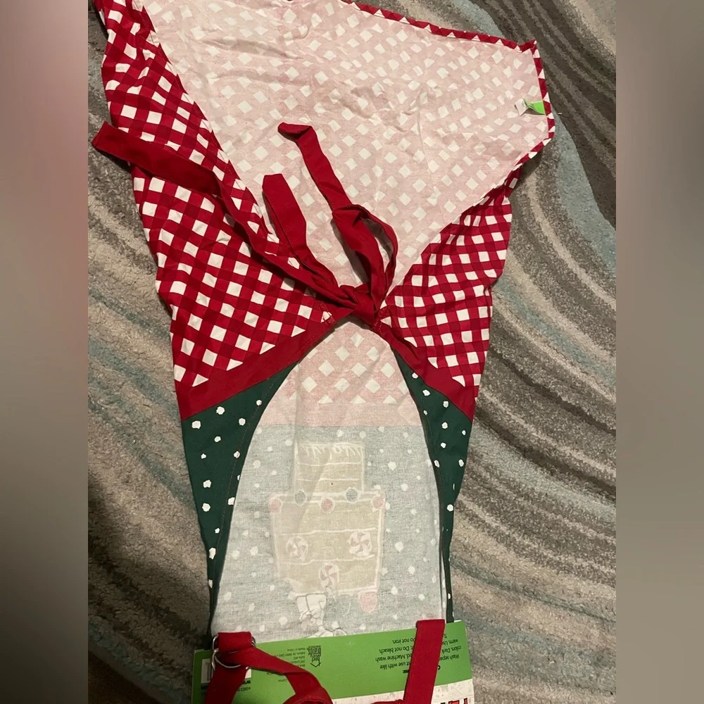 Peanuts Festive Apron with Red and Green Checkered Design - Picture 4 of 5